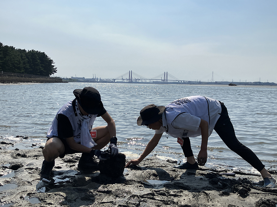 MHI Group Conducts Volunteering Activity to Collect Microplastic at the Fujimae Tidal Flat in Nagoya-- Contributing to Conservation and Restoration of Biodiversity in the Ramsar-Registered Wetland --