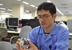写真:研究所で仕事をしている様子