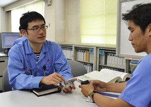 写真:研究所で仕事をしている