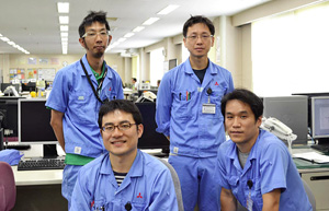 写真:研究所で仕事をしている