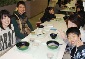 社員食堂での昼食