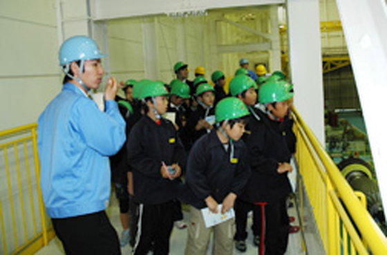 新しい工場も見学、製品の大きさに圧倒されています