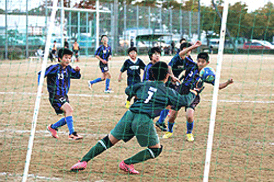 ゴール前での激しい攻防