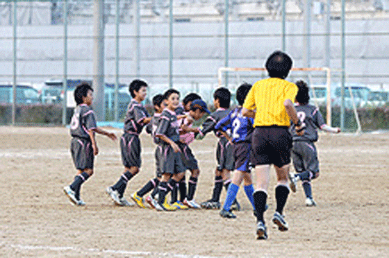 メンバーの健闘に沸く選手たち