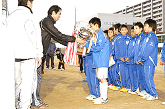 優勝カップ贈呈