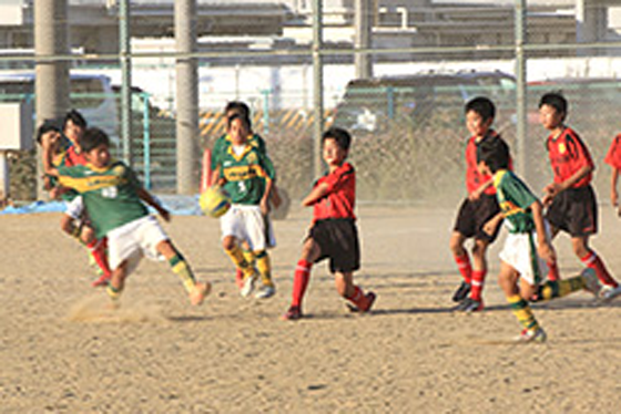 地域統括より、優勝チームへメダル授与
