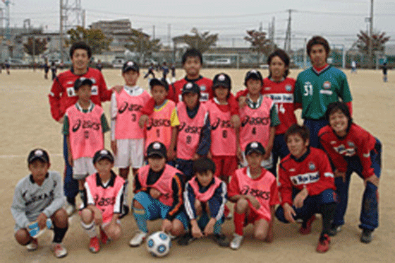 バンディオンセ加古川の選手と記念写真
