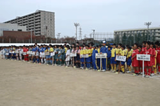 開会式に集まる各チームの選手