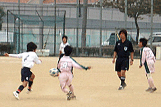 ボールを奪い合う選手
