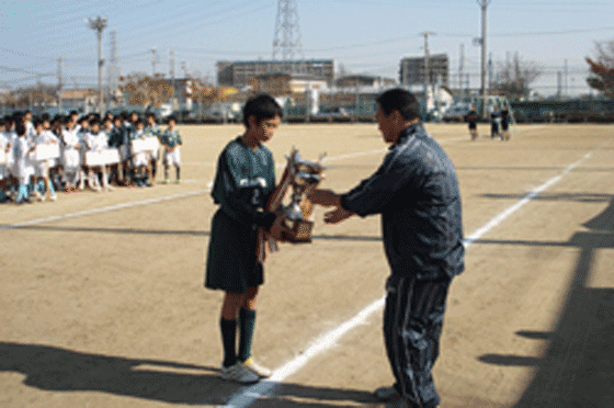 優勝カップ返還