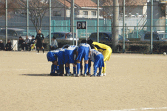 円陣を組んで気合を入れるイレブン