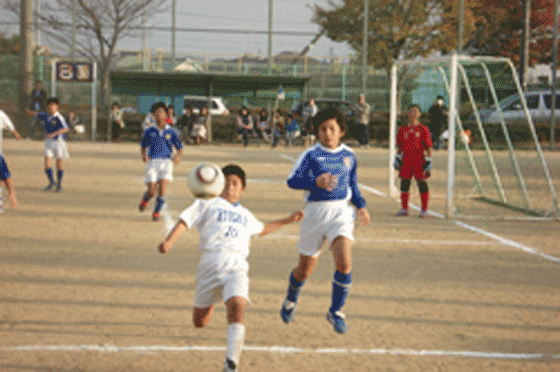 必死でボールを追う選手たち