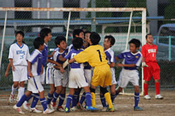 ゴールに沸く選手たち