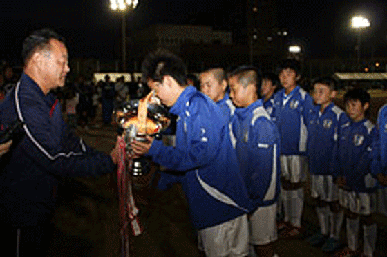 優勝カップを受け取る兵庫フットボールクラブの選手