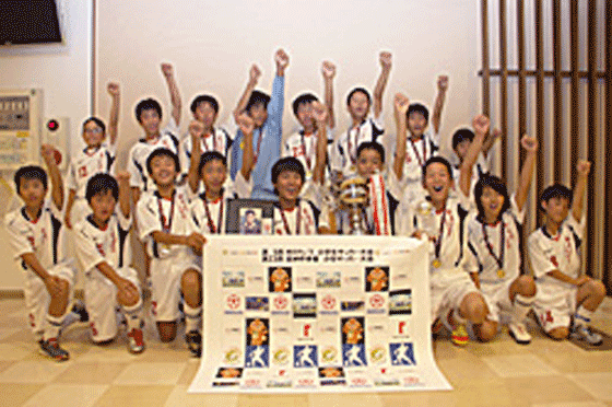 優勝した加古川たんぽぽサッカークラブの選手たち。次は神戸で開催されるMHIカップに出場。