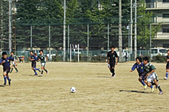 ボールを追いかける選手たち