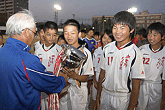 優勝カップ授与