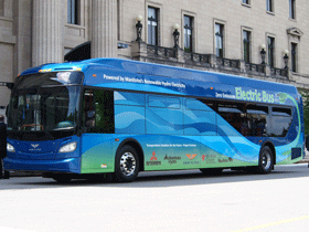 カナダ・マニトバ州で電気バスが走行試験を開始<br/>当社のリチウムイオン電池パックを搭載