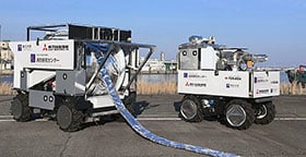 ホース延長ロボット(左)と放水砲ロボット(右)