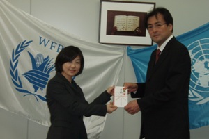 国連WFP協会井村事業・広報統括ゼネラルマネージャー(右)への目録贈呈