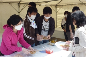 中学校に炊き出しの焼きそばを提供