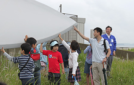 ブレードの大きさに驚く子どもたち