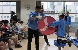 体験を通じてジャイロ効果を学ぶ子どもたち