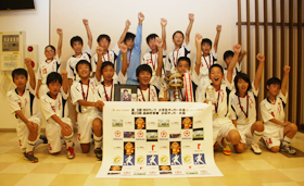 優勝した加古川たんぽぽサッカークラブの皆さん