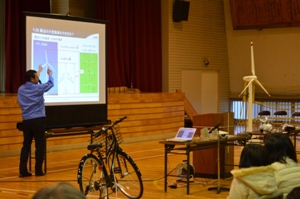 風車の模型を使った授業の様子