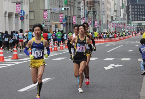 粘り強い走りをする松村選手
