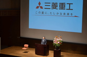 President Shunichi Miyanaga welcomes new employees at the ceremony.