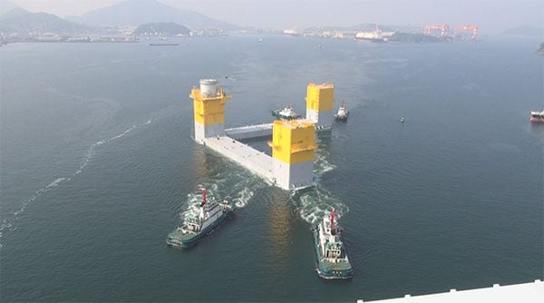長崎港内を曳航される7MW油圧ドライブ型浮体式洋上風力発電設備用浮体