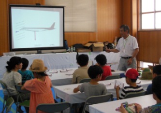 飛行機が飛ぶ仕組みの講義風景