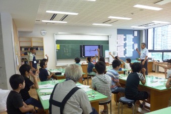 飛行機が飛ぶ原理についての講義の様子