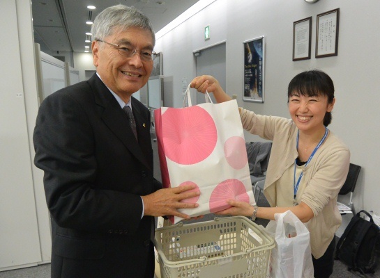 会長の大宮が商品を受け取る様子