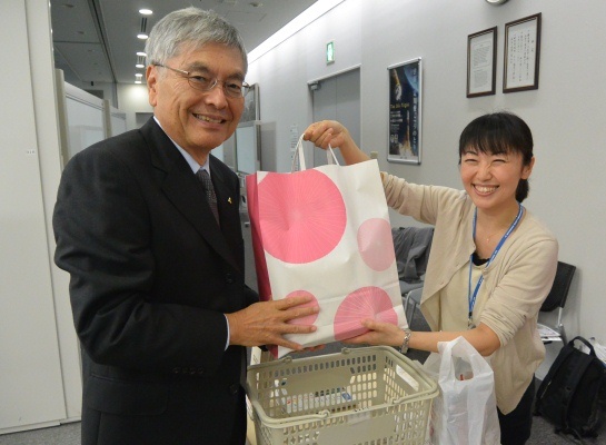 Chairman Omiya was among the eager purchasers.
