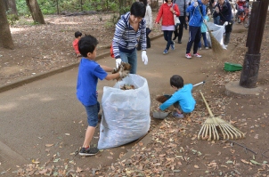 子どもたちが落ち葉を拾う様子