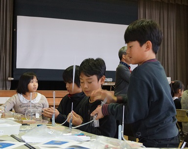 空気の力で勢いよく発射！