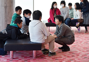 A volunteer greeting youngsters from Iwaki A volunteer greeting youngsters from Iwaki