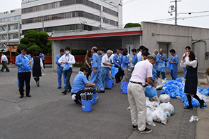 写真：清掃活動に取り組む社員ボランティア