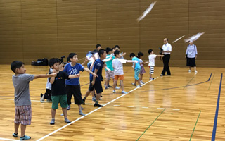 飛行機が遠くに飛ぶまで何度も挑戦