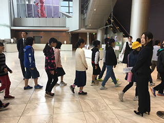 写真:児童の会場への誘導を行うボランティア社員