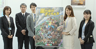 写真：俳優の小林　優さん（パネル左）、空田あかりさん（同右）と記念撮影
