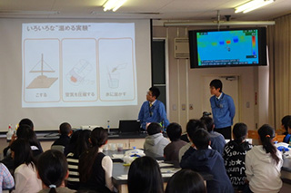 写真：サーモビューア（右上部）を利用した授業