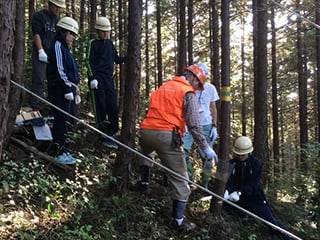 写真：急斜面での作業