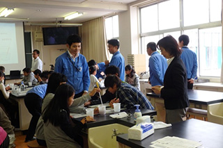 Observing temperature change caused by dissolving silica gel in water