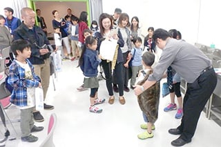 Taking photos “wearing” a marine turtle’s shell