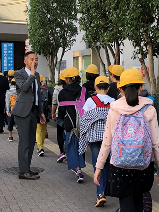 The children quietly follow the volunteer's instructions.