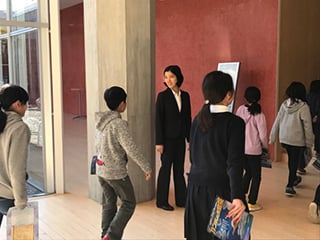 An employee family member guiding the children in Mihara