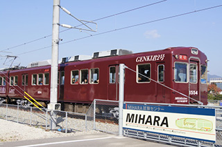 乗客を乗せて試験線を走行するMIHARA Liner